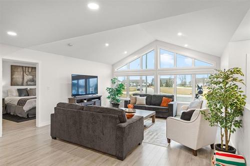 54 Corona Crescent, Gimli, MB - Indoor Photo Showing Living Room