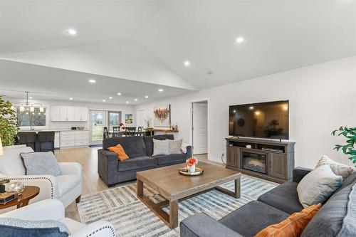 54 Corona Crescent, Gimli, MB - Indoor Photo Showing Living Room