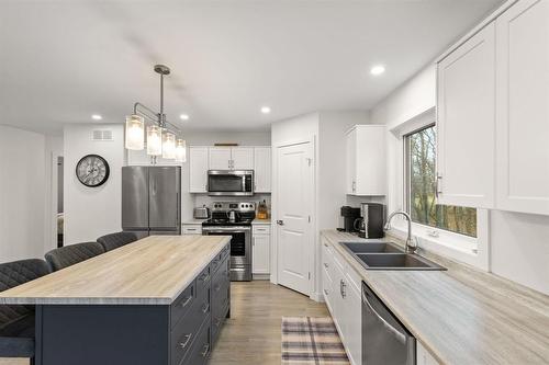 54 Corona Crescent, Gimli, MB - Indoor Photo Showing Kitchen With Double Sink With Upgraded Kitchen