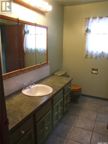 201 8Th Street W, Leader, SK - Indoor Photo Showing Bathroom