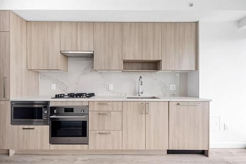 1806 13350 Central Avenue, Surrey, BC - Indoor Photo Showing Kitchen