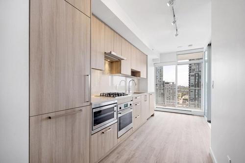 1806 13350 Central Avenue, Surrey, BC - Indoor Photo Showing Kitchen With Upgraded Kitchen