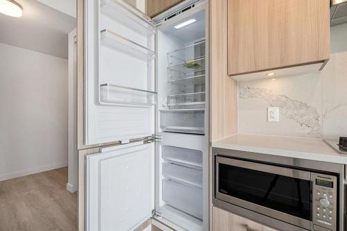 1806 13350 Central Avenue, Surrey, BC - Indoor Photo Showing Kitchen