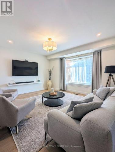 5976 Winston Churchill Boulevard, Mississauga, ON - Indoor Photo Showing Living Room