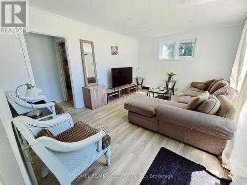 24 Fairview Court, London, ON - Indoor Photo Showing Living Room