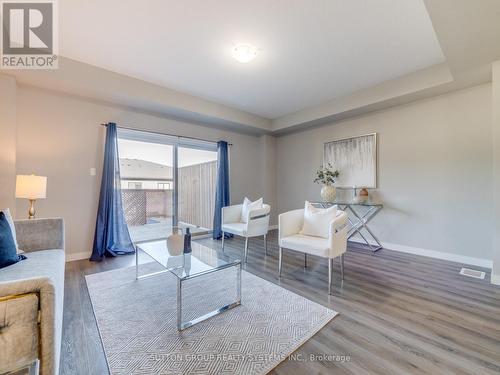 913 Robert Ferrie Drive, Kitchener, ON - Indoor Photo Showing Living Room