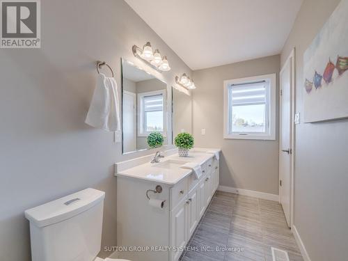 913 Robert Ferrie Drive, Kitchener, ON - Indoor Photo Showing Bathroom