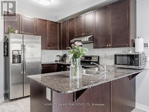 61 Baby Pointe Trail, Brampton, ON - Indoor Photo Showing Kitchen With Double Sink With Upgraded Kitchen