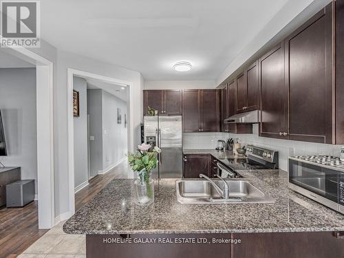 61 Baby Pointe Trail, Brampton, ON - Indoor Photo Showing Kitchen With Double Sink With Upgraded Kitchen