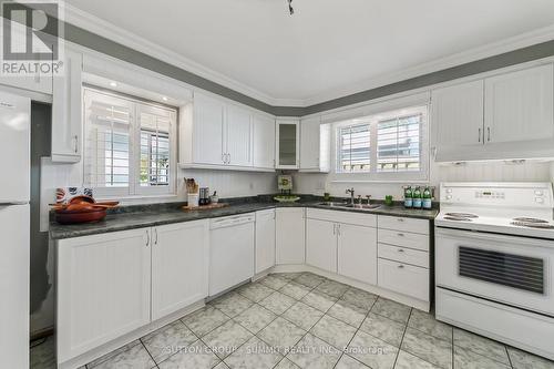 3153 Corrigan Drive, Mississauga, ON - Indoor Photo Showing Kitchen With Double Sink