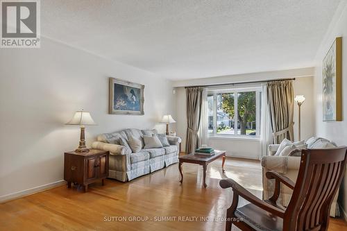 3153 Corrigan Drive, Mississauga, ON - Indoor Photo Showing Living Room