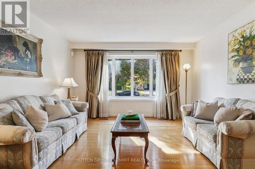 3153 Corrigan Drive, Mississauga, ON - Indoor Photo Showing Living Room