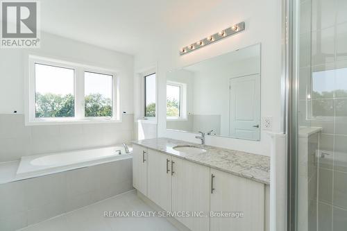 723 Heathrow Path, Oshawa, ON - Indoor Photo Showing Bathroom