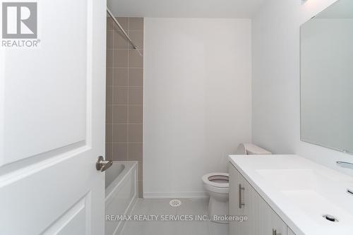 723 Heathrow Path, Oshawa, ON - Indoor Photo Showing Bathroom