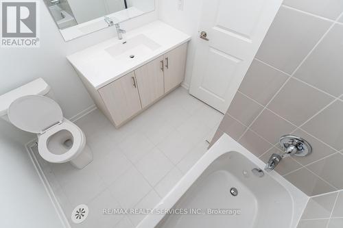 723 Heathrow Path, Oshawa, ON - Indoor Photo Showing Bathroom