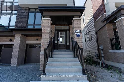 723 Heathrow Path, Oshawa, ON - Outdoor