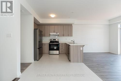 723 Heathrow Path, Oshawa, ON - Indoor Photo Showing Kitchen