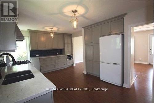 291 Dixon Boulevard, Newmarket, ON - Indoor Photo Showing Kitchen With Double Sink