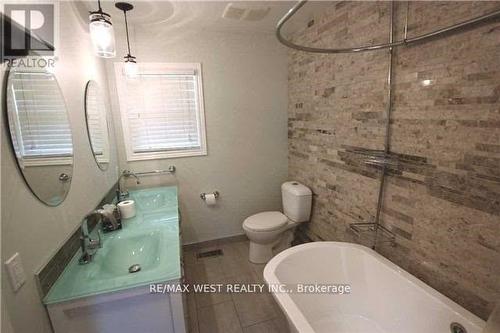 291 Dixon Boulevard, Newmarket, ON - Indoor Photo Showing Bathroom