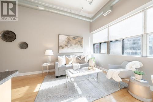 418 - 700 King Street W, Toronto, ON - Indoor Photo Showing Living Room