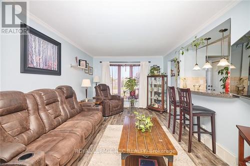 104 Carriage Road, St. Catharines, ON - Indoor Photo Showing Living Room