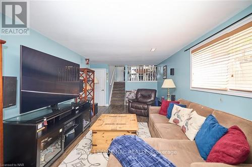 104 Carriage Road, St. Catharines, ON - Indoor Photo Showing Living Room