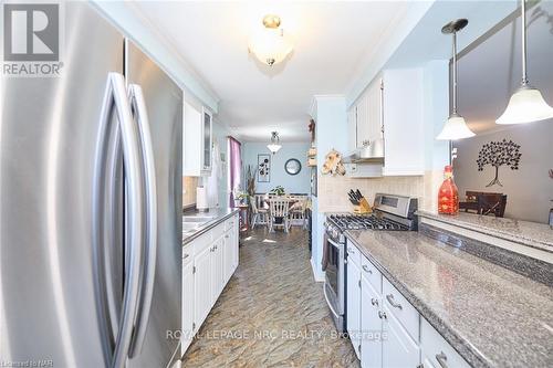 104 Carriage Road, St. Catharines, ON - Indoor Photo Showing Kitchen With Upgraded Kitchen