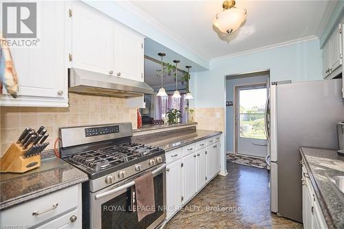 104 Carriage Road, St. Catharines, ON - Indoor Photo Showing Kitchen