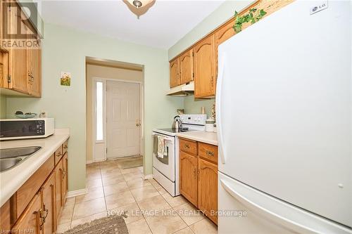 7395 Alex Avenue, Niagara Falls, ON - Indoor Photo Showing Kitchen