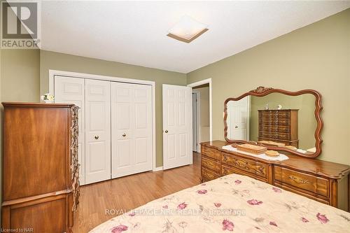 7395 Alex Avenue, Niagara Falls, ON - Indoor Photo Showing Bedroom