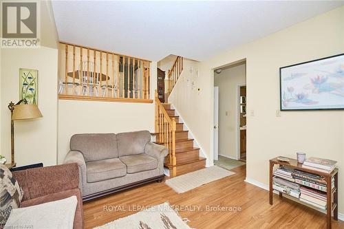 7395 Alex Avenue, Niagara Falls, ON - Indoor Photo Showing Living Room