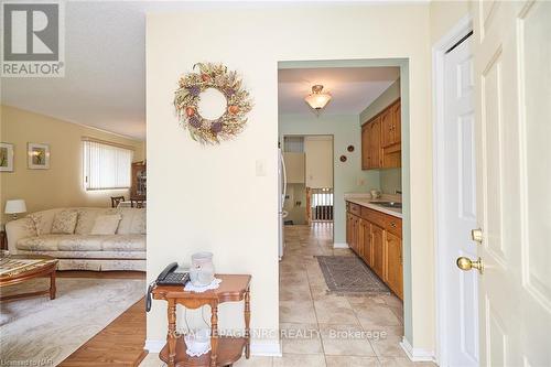 7395 Alex Avenue, Niagara Falls, ON - Indoor Photo Showing Living Room