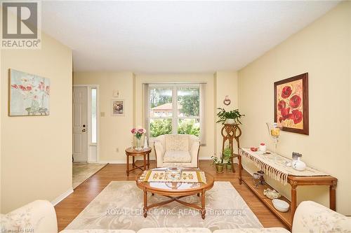 7395 Alex Avenue, Niagara Falls, ON - Indoor Photo Showing Living Room