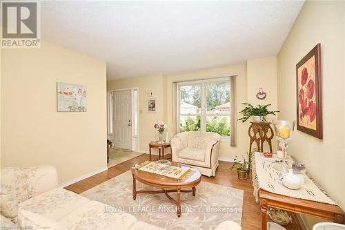 7395 Alex Avenue, Niagara Falls, ON - Indoor Photo Showing Living Room