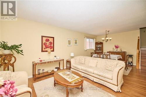 7395 Alex Avenue, Niagara Falls, ON - Indoor Photo Showing Living Room