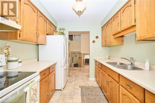 7395 Alex Avenue, Niagara Falls, ON - Indoor Photo Showing Kitchen With Double Sink