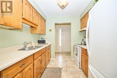 7395 Alex Avenue, Niagara Falls, ON - Indoor Photo Showing Kitchen With Double Sink