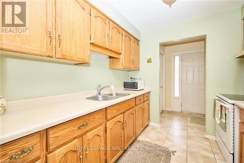 7395 Alex Avenue, Niagara Falls, ON - Indoor Photo Showing Kitchen With Double Sink