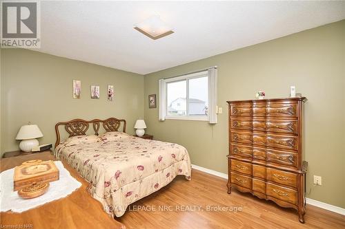 7395 Alex Avenue, Niagara Falls, ON - Indoor Photo Showing Bedroom