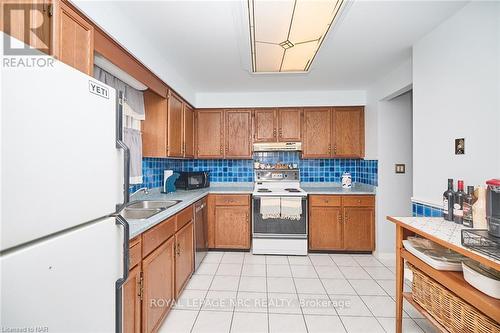 38 Culligan Crescent, Thorold, ON - Indoor Photo Showing Kitchen With Double Sink