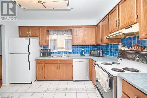 38 Culligan Crescent, Thorold, ON - Indoor Photo Showing Kitchen With Double Sink