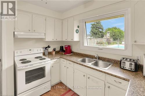 4934 Drake Avenue, Lincoln, ON - Indoor Photo Showing Kitchen With Double Sink