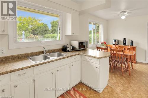 4934 Drake Avenue, Lincoln, ON - Indoor Photo Showing Kitchen With Double Sink