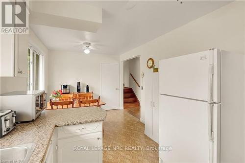 4934 Drake Avenue, Lincoln, ON - Indoor Photo Showing Kitchen