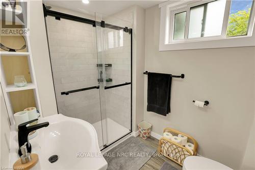 4934 Drake Avenue, Lincoln, ON - Indoor Photo Showing Bathroom