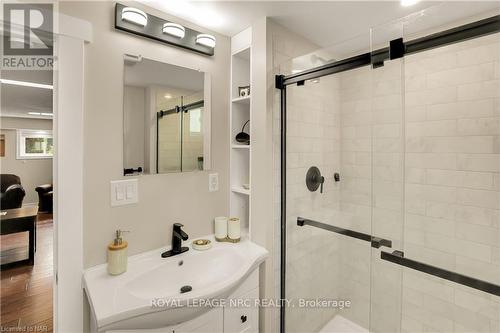 4934 Drake Avenue, Lincoln, ON - Indoor Photo Showing Bathroom