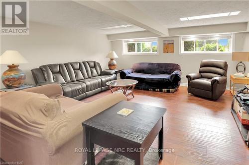 4934 Drake Avenue, Lincoln, ON - Indoor Photo Showing Living Room