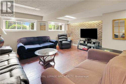 4934 Drake Avenue, Lincoln, ON - Indoor Photo Showing Living Room