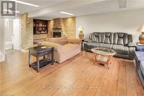 4934 Drake Avenue, Lincoln, ON - Indoor Photo Showing Living Room With Fireplace