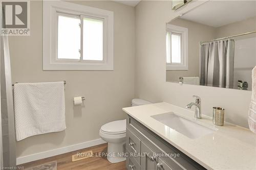 4934 Drake Avenue, Lincoln, ON - Indoor Photo Showing Bathroom